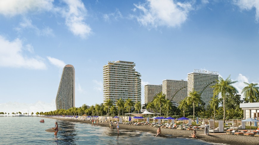 Пляж Petra Sea Resort с видом на башни курорта, пальмы и отдыхающих на берегу Черного моря